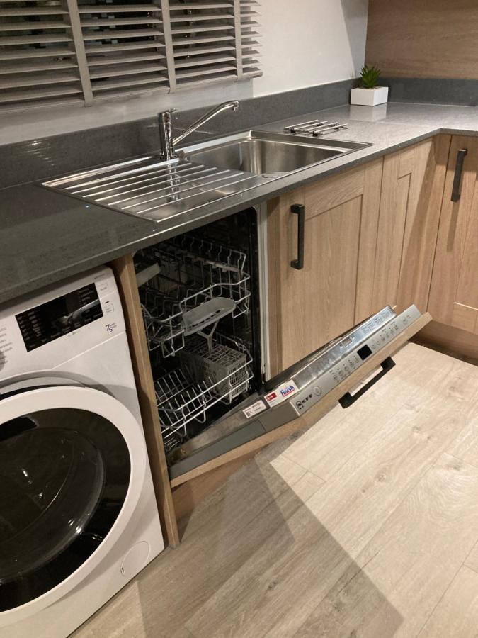 Chapel Court Apartments 캐녹 외부 사진